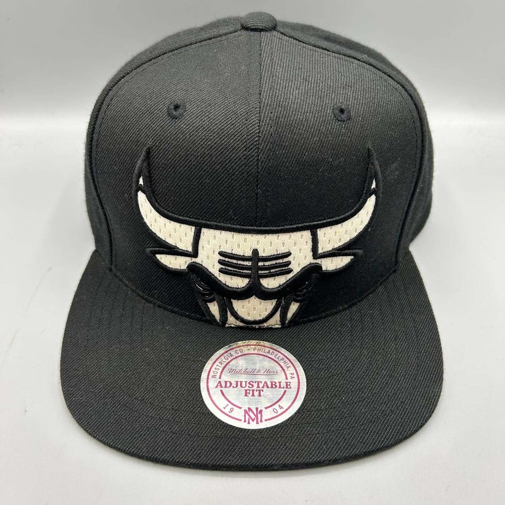 Chicago Bulls NBA Hat Men Black Embroidered Mitchell & Ness Snap Back Cap